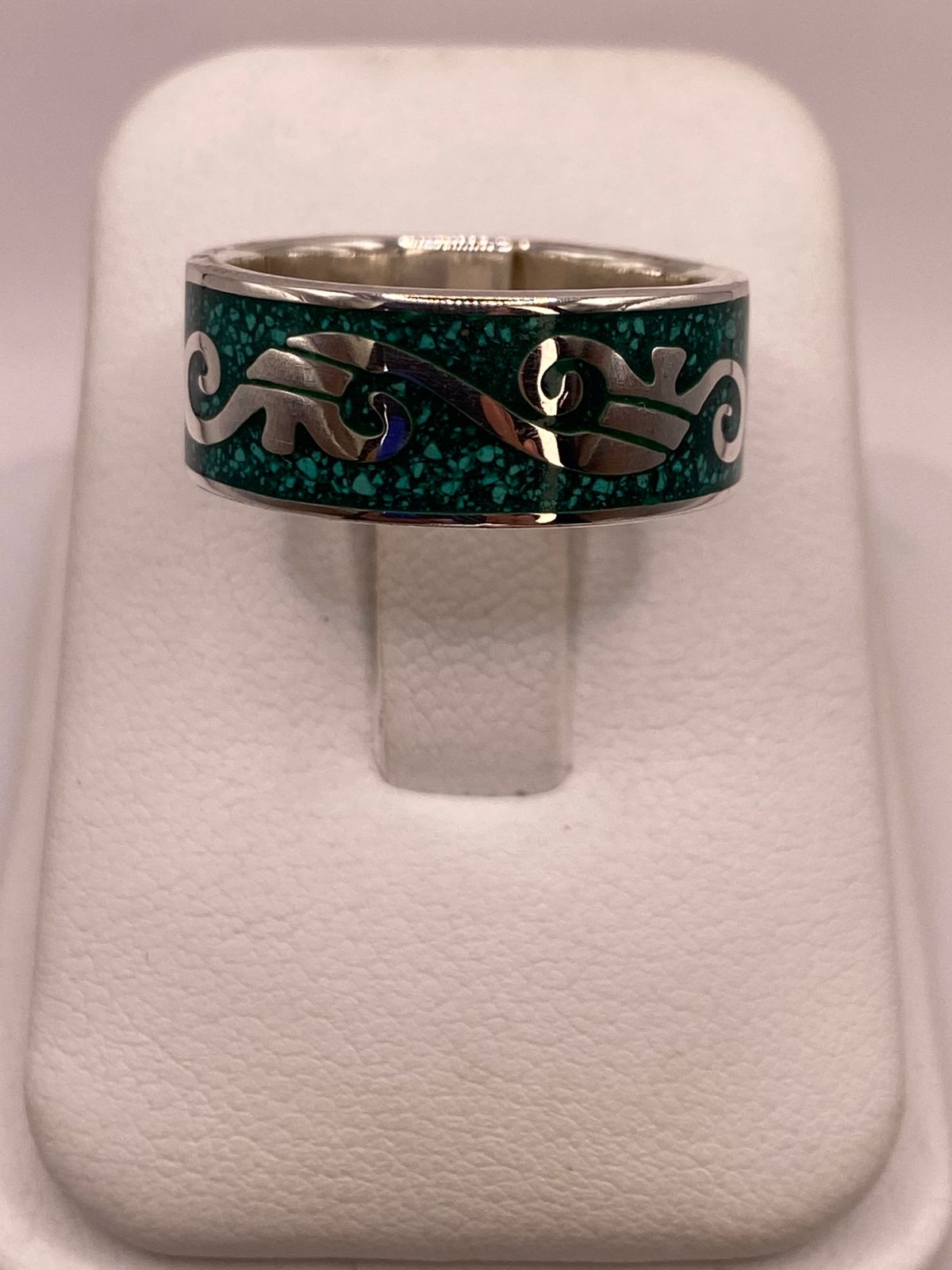 Anillo de Malaquita con Greca Ornamentada, vista lateral