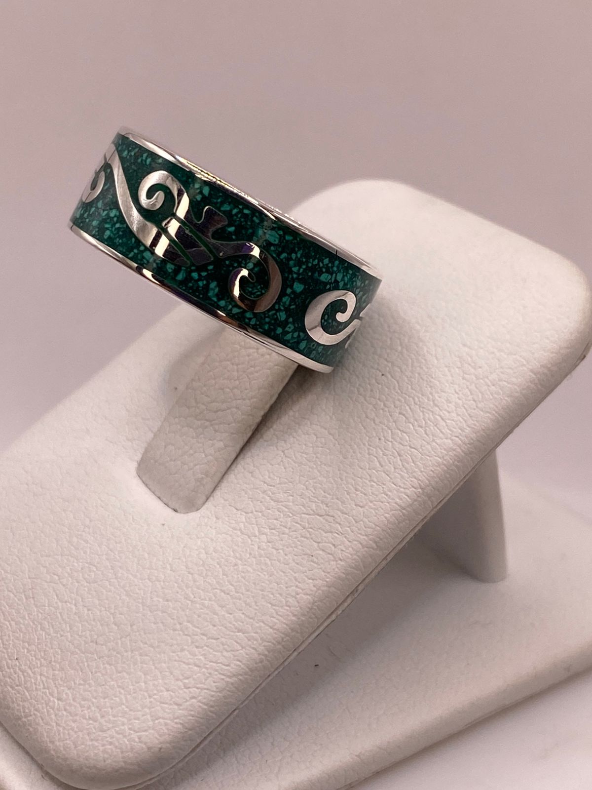 Anillo de Malaquita con Greca Ornamentada, vista frontal