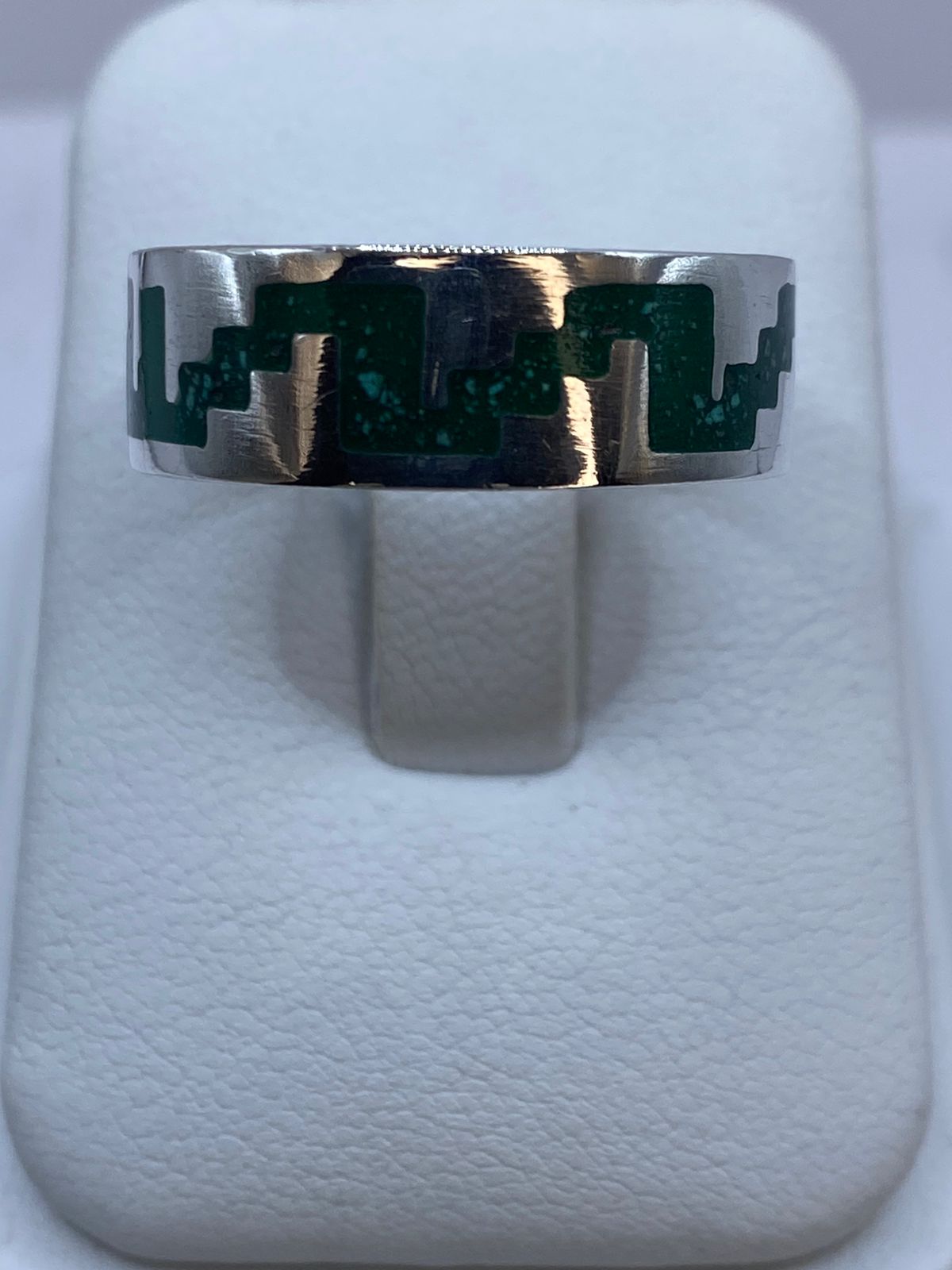 Anillo de Malaquita con Greca Arquitectónica Calada en Plata .925 — ángulo diagonal