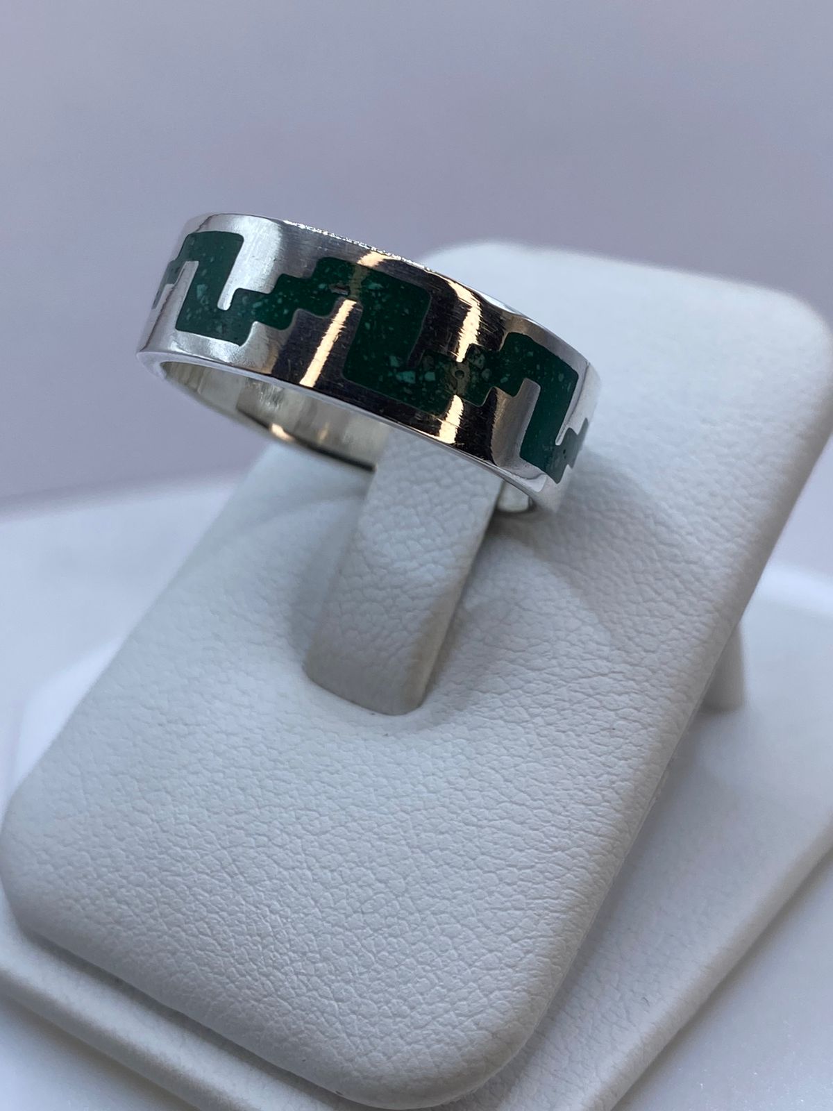 Anillo de Malaquita con Greca Arquitectónica Calada en Plata .925, vista frontal
