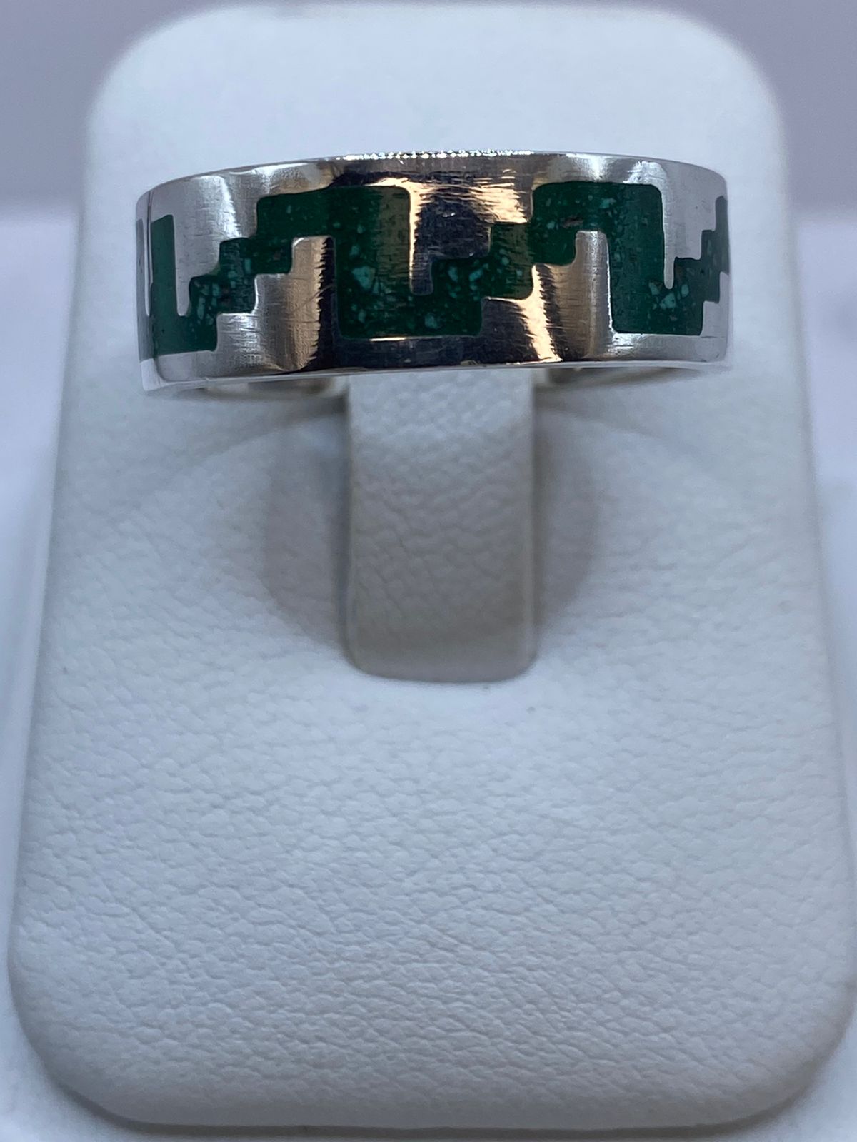 Anillo de Malaquita con Greca Arquitectónica Calada en Plata .925, vista lateral