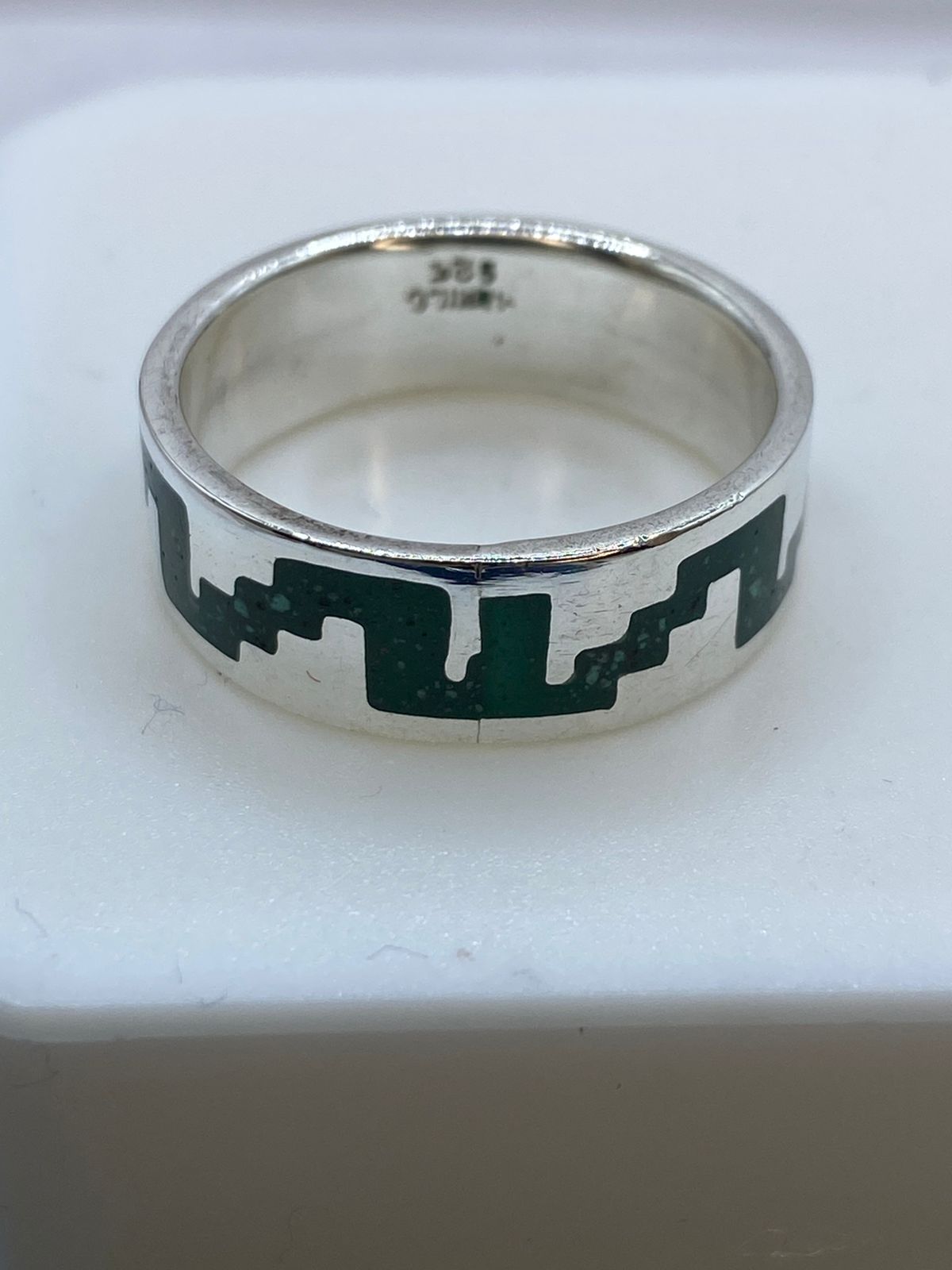 Anillo de Malaquita con Greca Arquitectónica Calada en Plata .925, sello de autenticidad Plata Ley .925