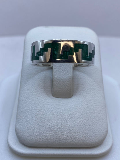 Anillo de Malaquita con Greca Arquitectónica Calada en Plata .925 — ángulo diagonal