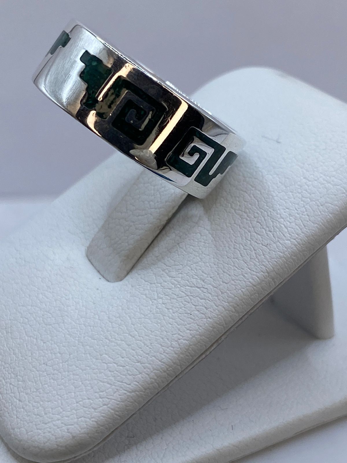Anillo de Malaquita con Greca Espiral Calada en Plata .925, vista frontal
