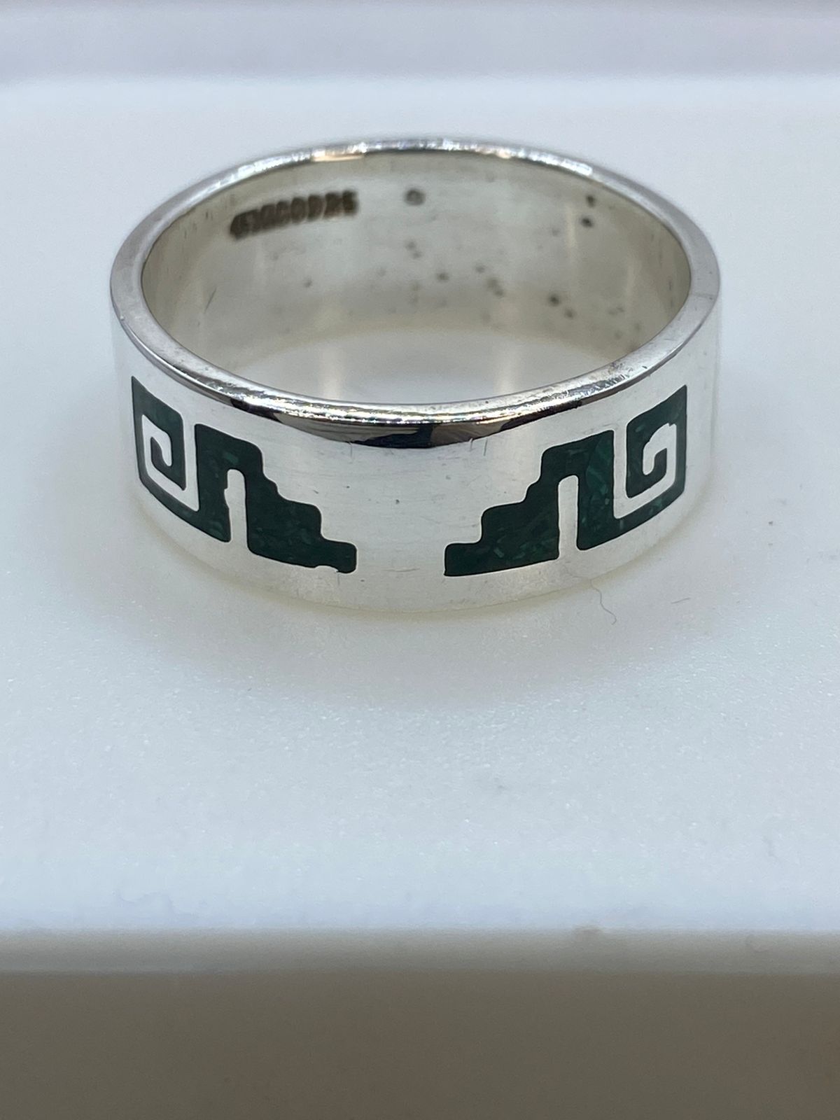 Anillo de Malaquita con Greca Espiral Calada en Plata .925, sello de autenticidad Plata Ley .925