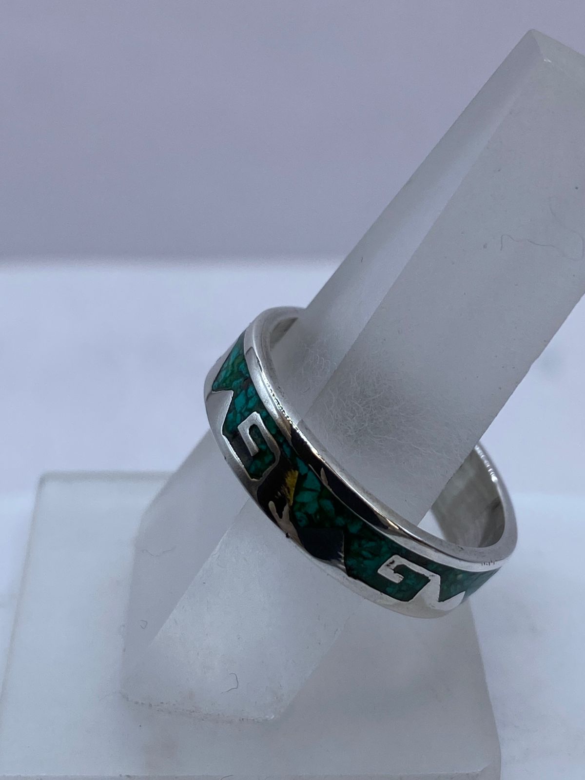 Anillo de Malaquita con Grecas Caladas en Plata .925, vista lateral