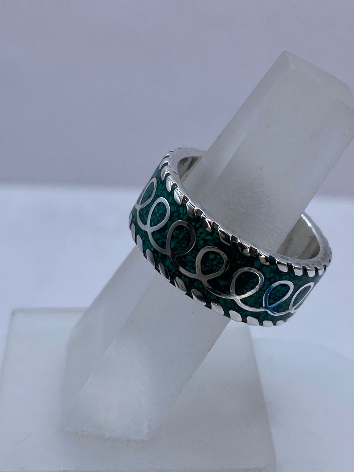 Anillo de Malaquita con Patrón Esculpido en Plata .925, vista frontal