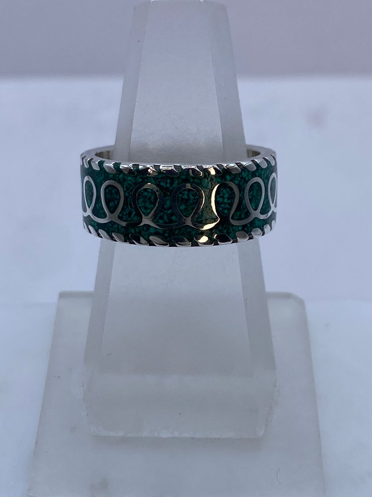 Anillo de Malaquita con Patrón Esculpido en Plata .925 — vista lateral