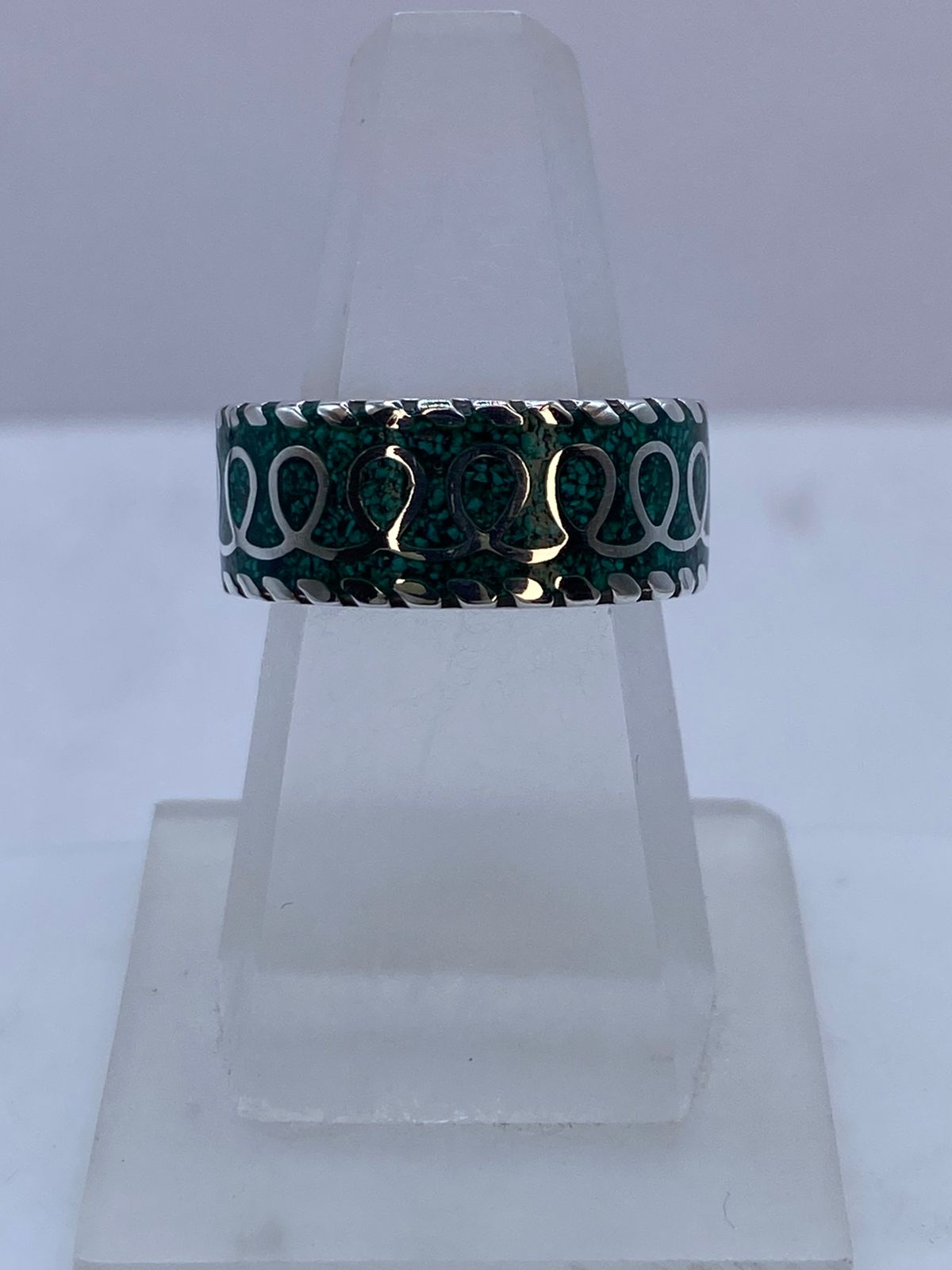 Anillo de Malaquita con Patrón Esculpido en Plata .925, vista lateral