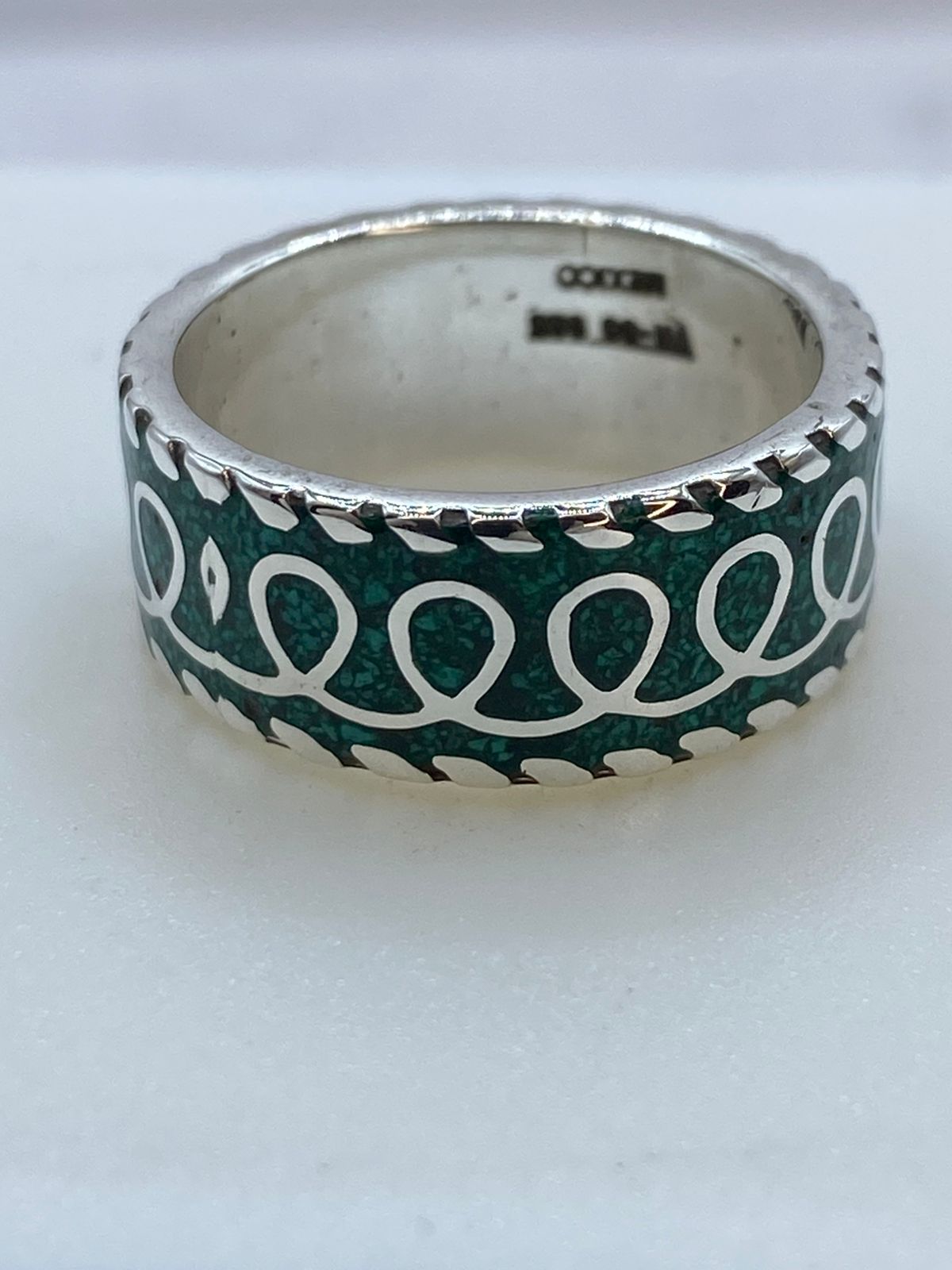 Anillo de Malaquita con Patrón Esculpido en Plata .925, sello de autenticidad Plata Ley .925