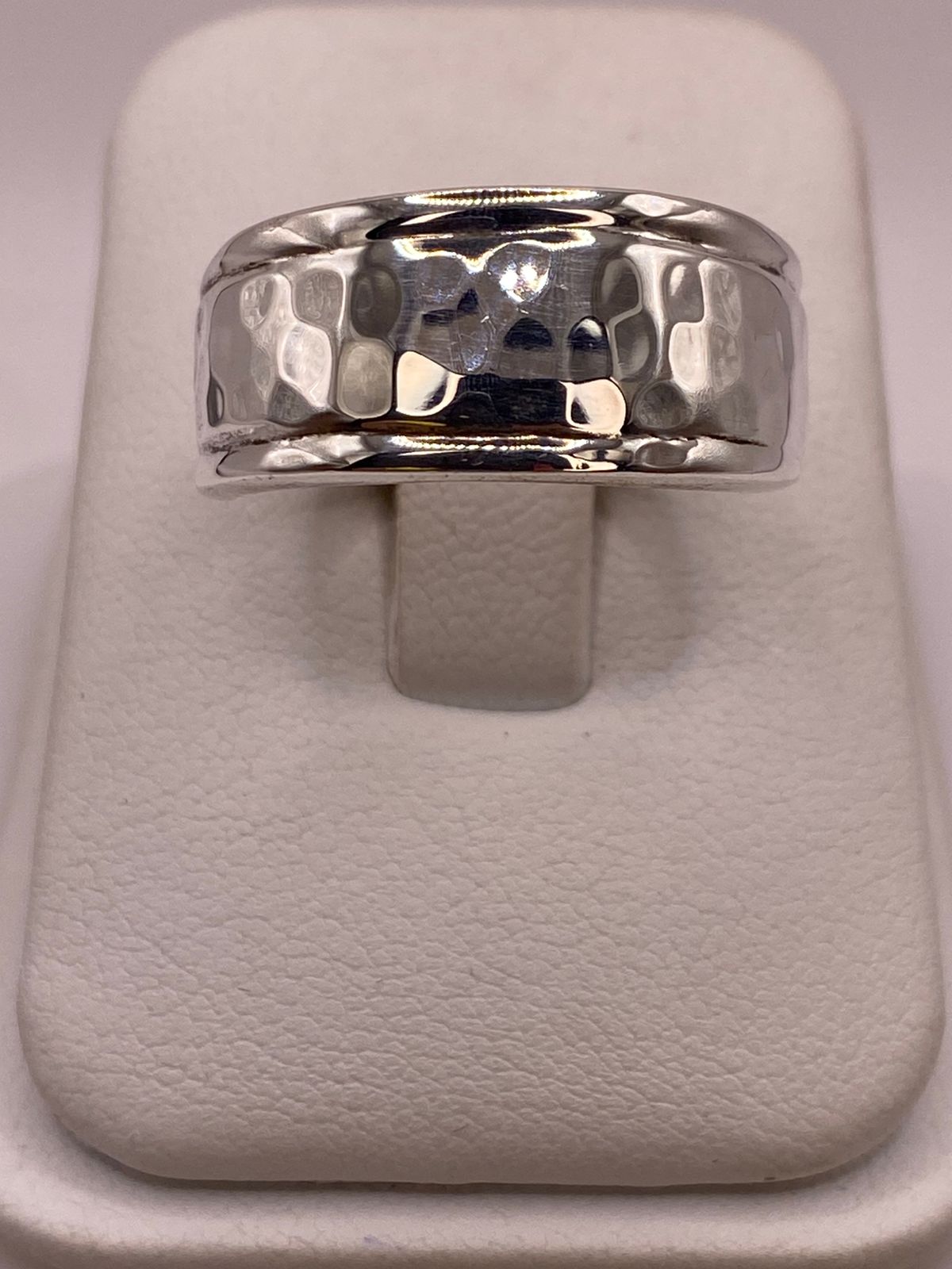 Anillo Martillado Clásico de Plata Ley .925 — ángulo diagonal