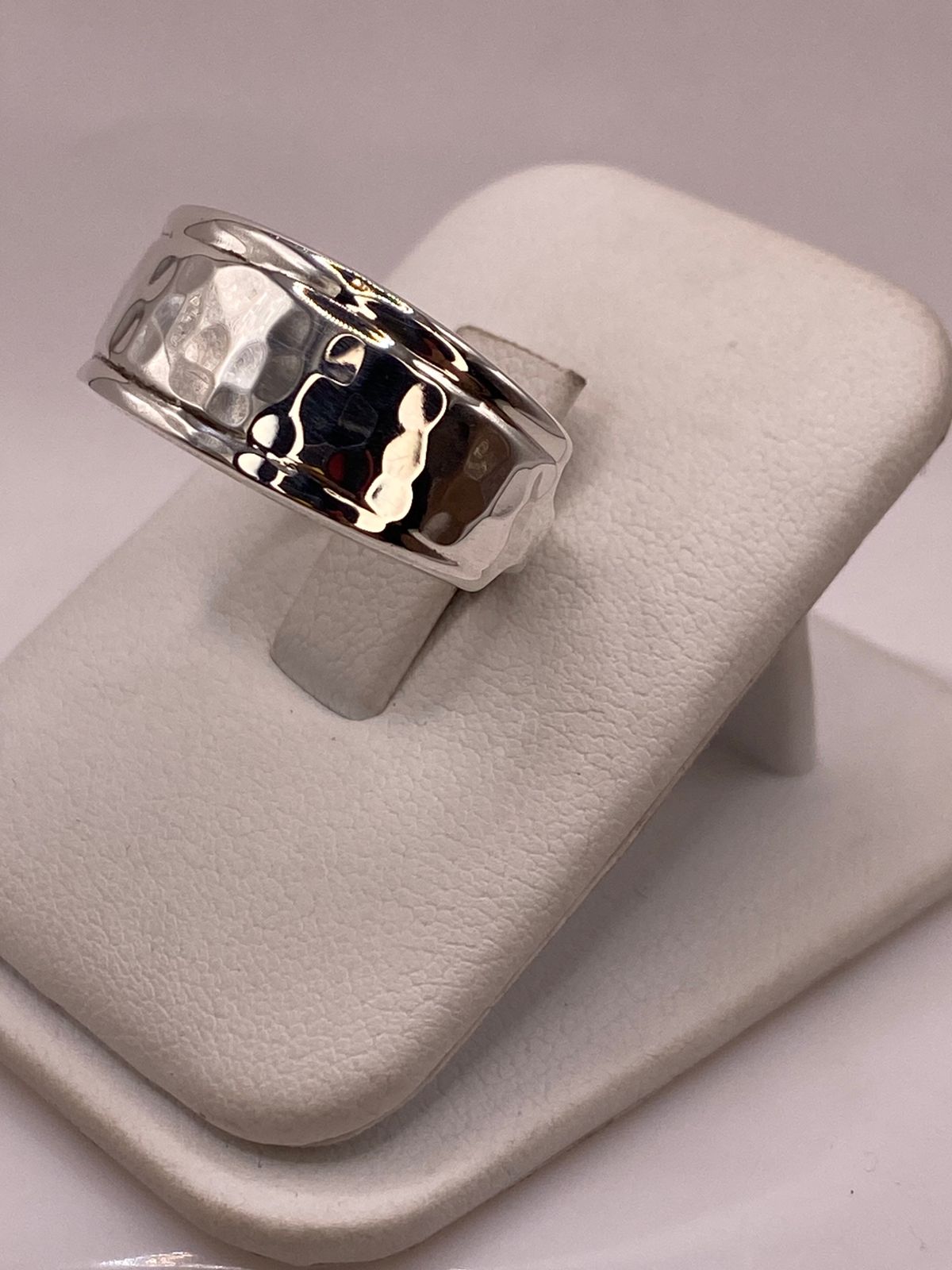 Anillo Martillado Clásico de Plata Ley .925, vista lateral