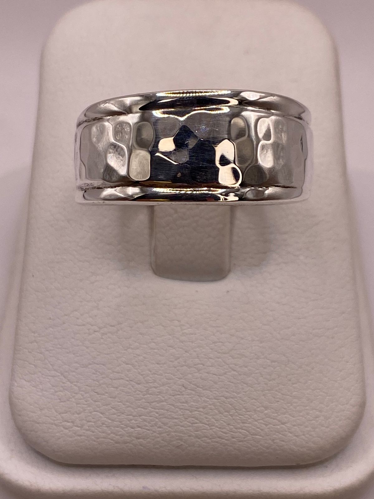 Anillo Martillado Clásico de Plata Ley .925, vista frontal