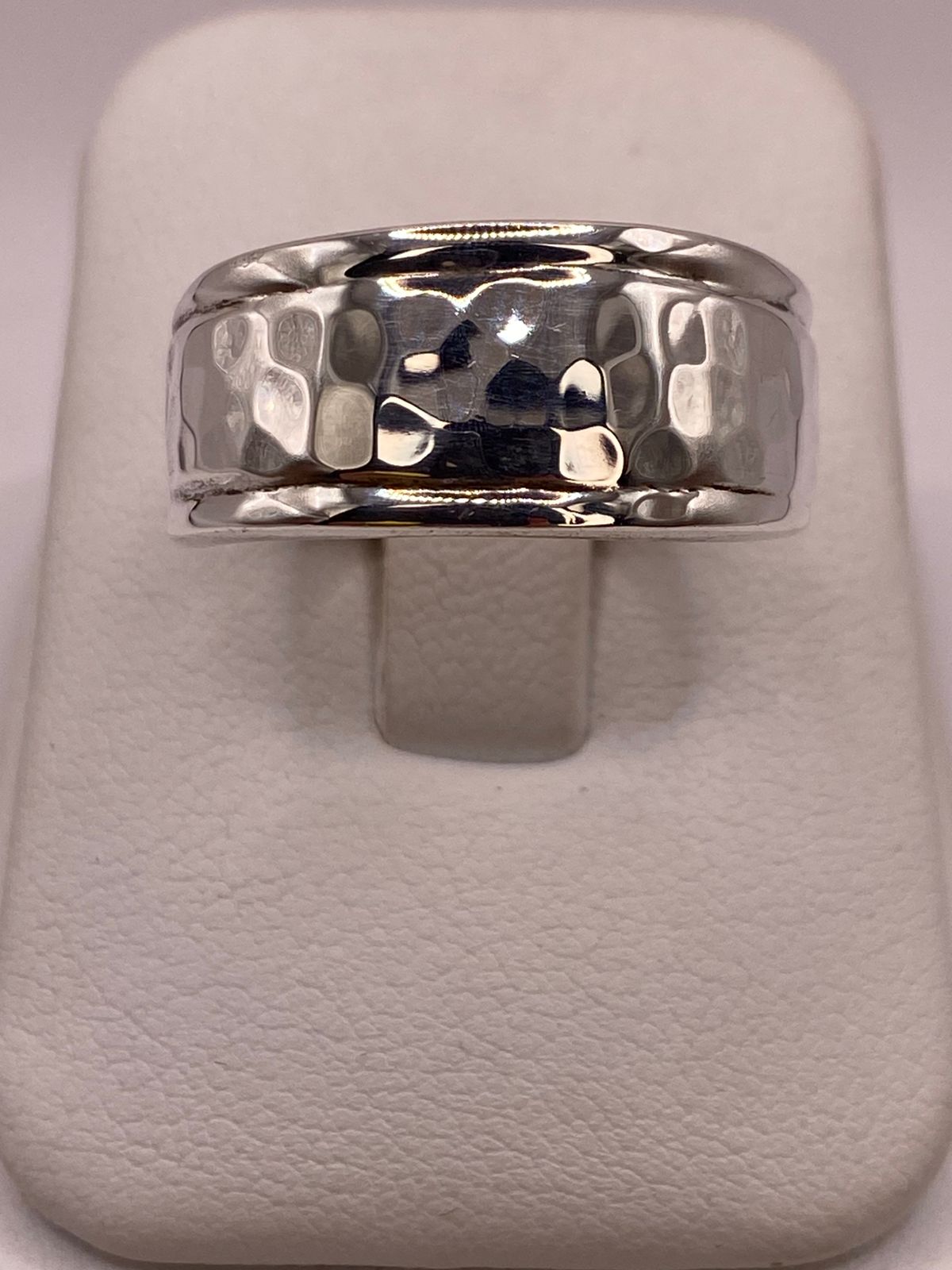 Anillo Martillado Clásico de Plata Ley .925, vista de detalle