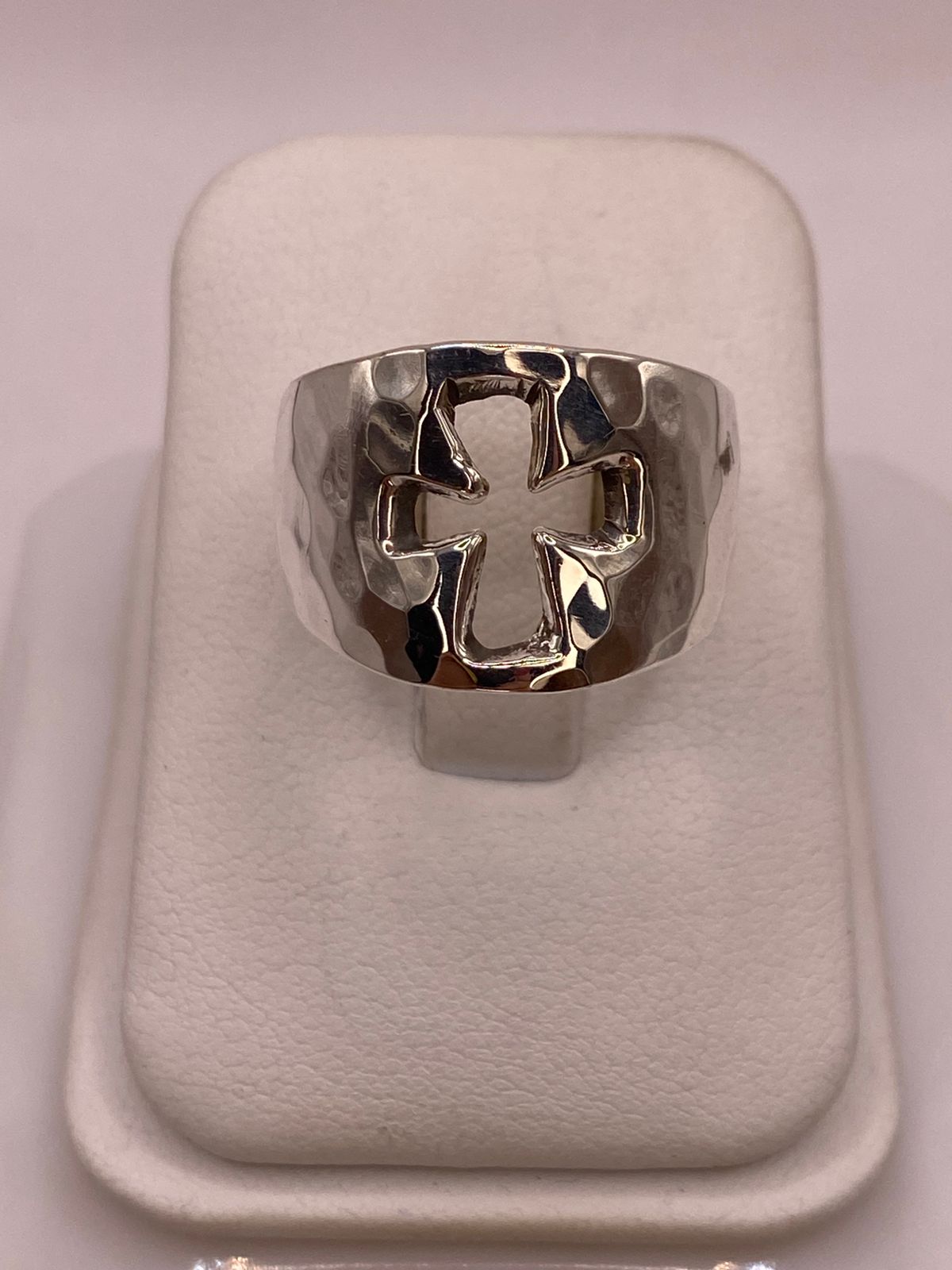 Anillo Martillado con Cruz Recortada en Plata .925, vista frontal