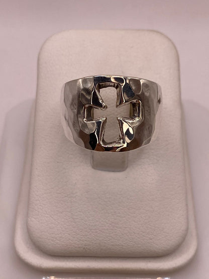 Anillo Martillado con Cruz Recortada en Plata .925, vista frontal