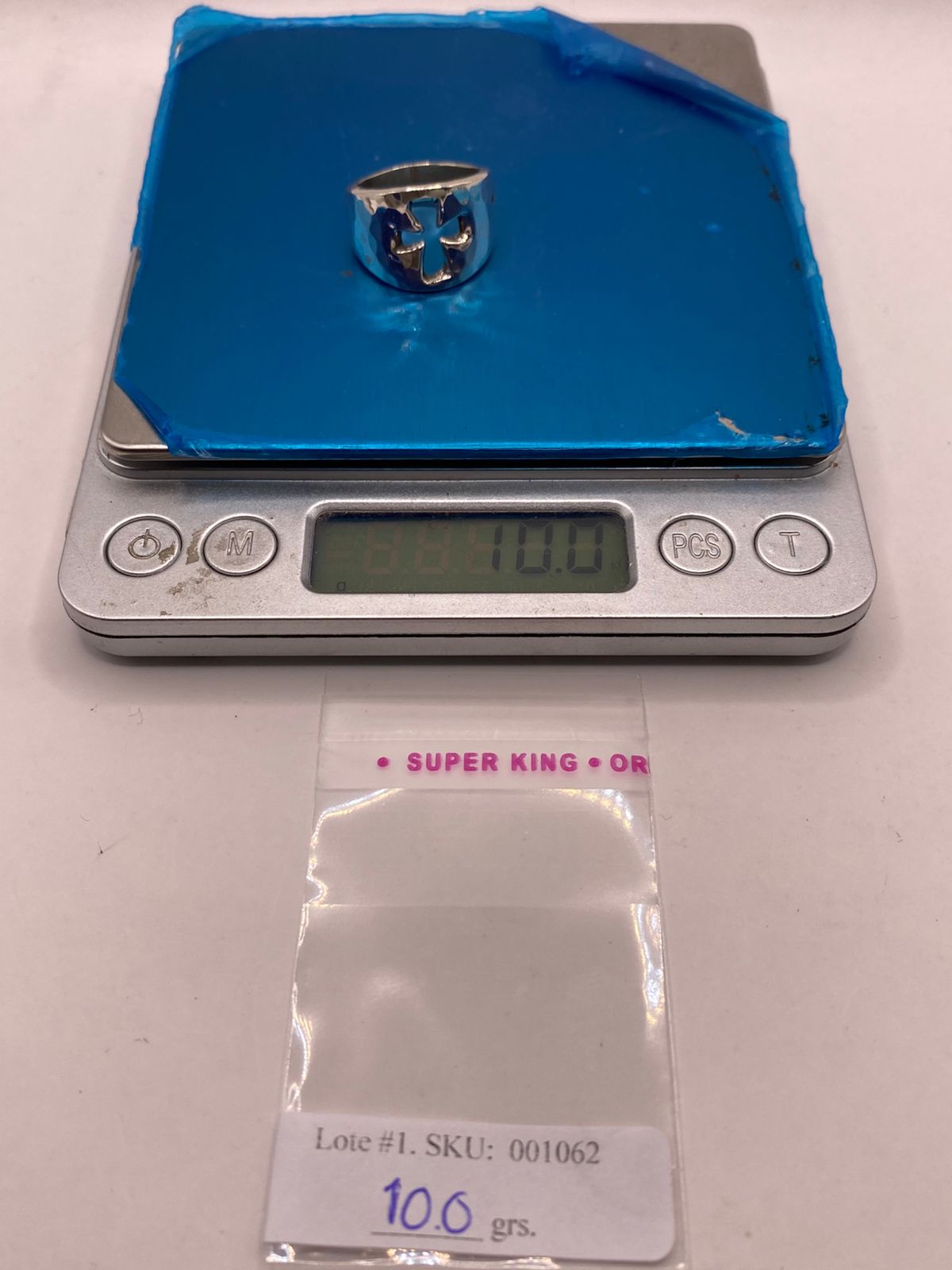 Anillo Martillado con Cruz Recortada en Plata .925, peso en gramos (báscula)