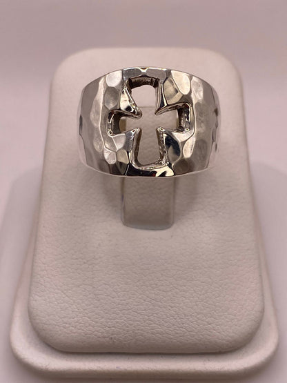 Anillo Martillado con Cruz Recortada en Plata .925, vista de detalle