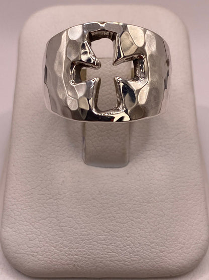 Anillo Martillado con Cruz Recortada en Plata .925, vista posterior