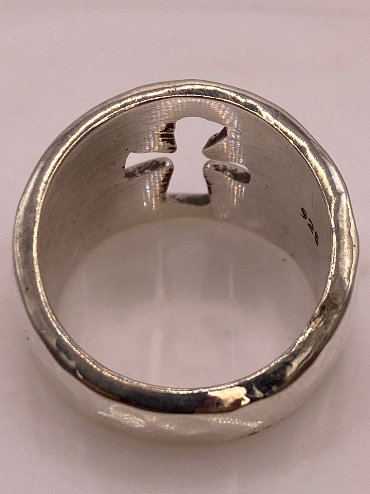 Anillo Martillado con Cruz Recortada en Plata .925, sello de autenticidad Plata Ley .925