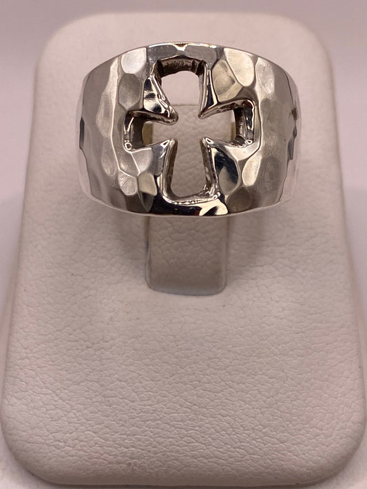 Anillo Martillado con Cruz Recortada en Plata .925 — detalle de acabado