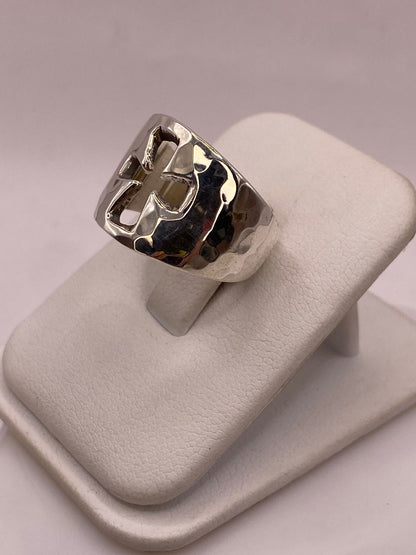 Anillo Martillado con Cruz Recortada en Plata .925, vista lateral