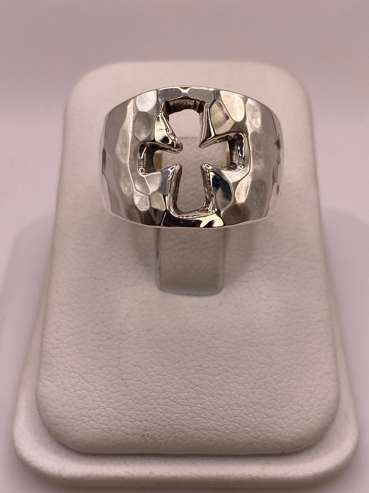 Anillo Martillado con Cruz Recortada en Plata .925, vista frontal