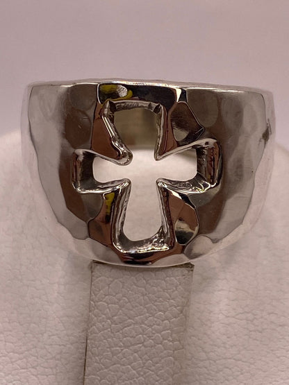 Anillo Martillado con Cruz Recortada en Plata .925, vista posterior