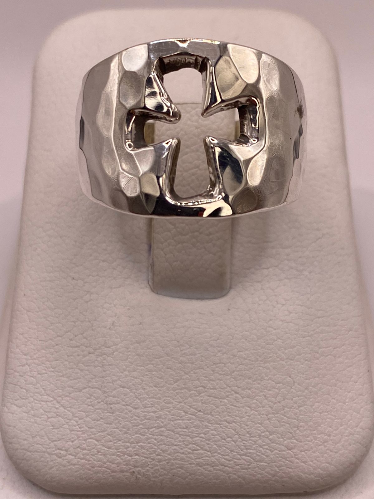 Anillo Martillado con Cruz Recortada en Plata .925, vista de detalle