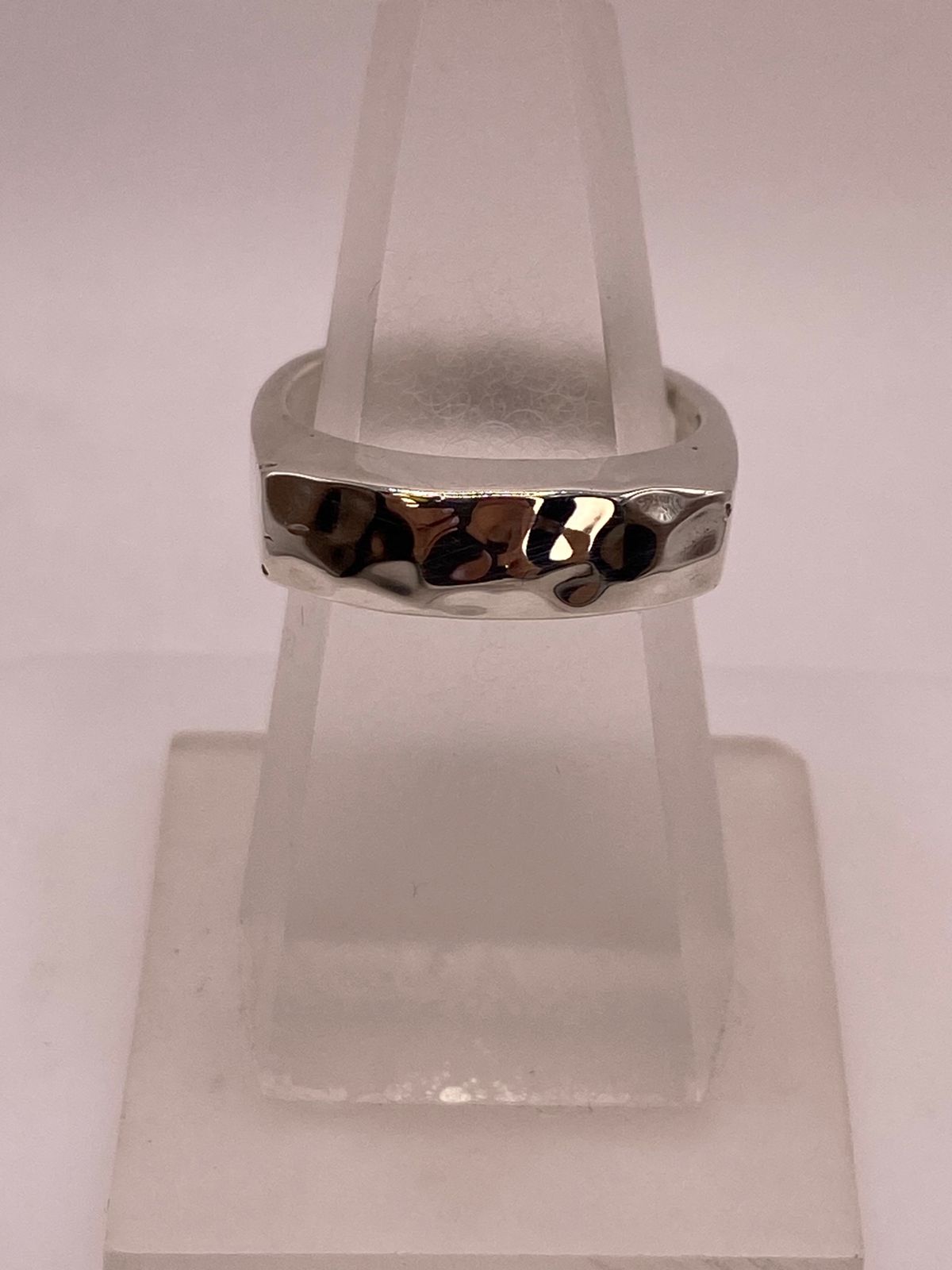 Anillo Martillado de Plata Ley .925 en báscula mostrando peso