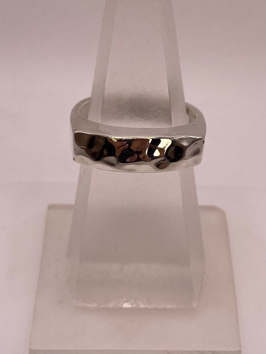 Anillo Martillado de Plata Ley .925 en báscula mostrando peso