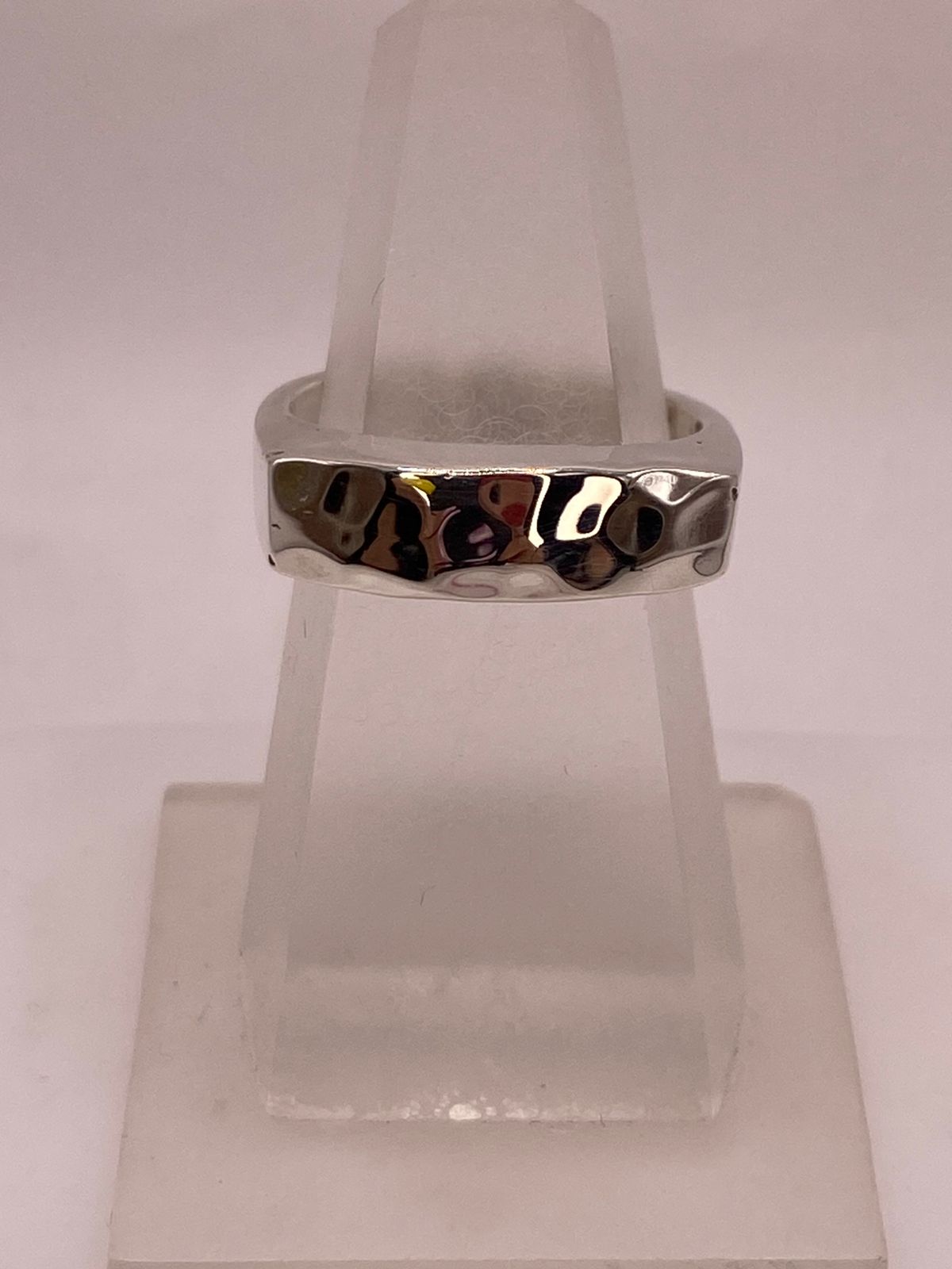 Anillo Martillado de Plata Ley .925, vista lateral