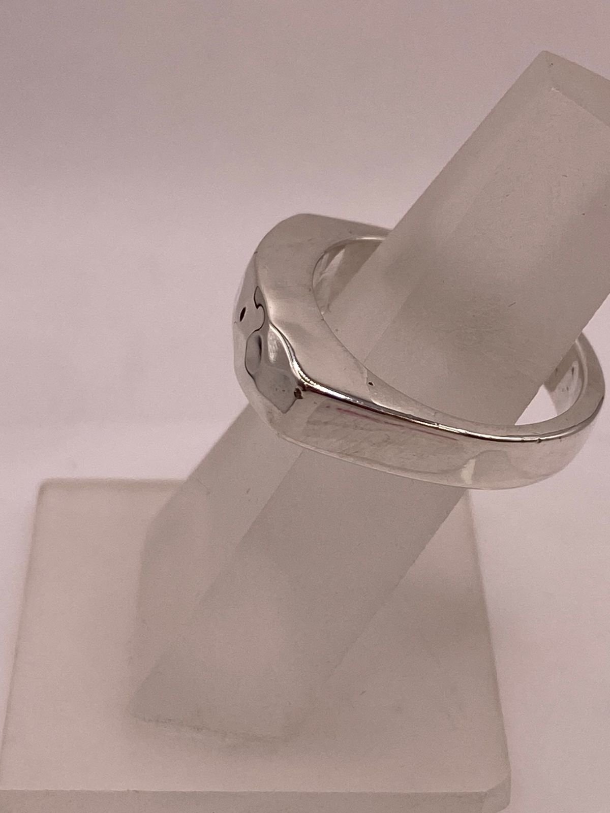 Anillo Martillado de Plata Ley .925, vista de detalle