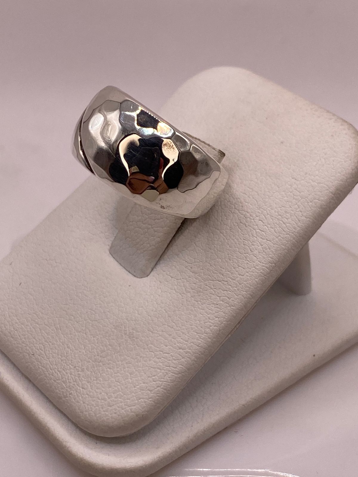 Anillo Martillado de Plata Ley .925 con Línea Diagonal, vista frontal