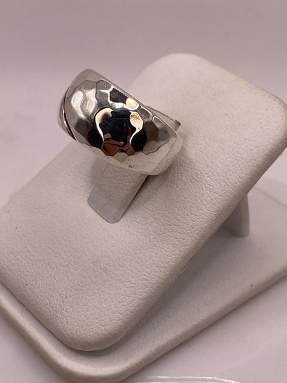 Anillo Martillado de Plata Ley .925 con Línea Diagonal, vista frontal