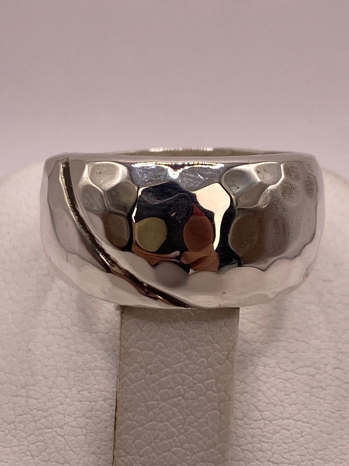 Anillo Martillado de Plata Ley .925 con Línea Diagonal, sello de autenticidad Plata Ley .925