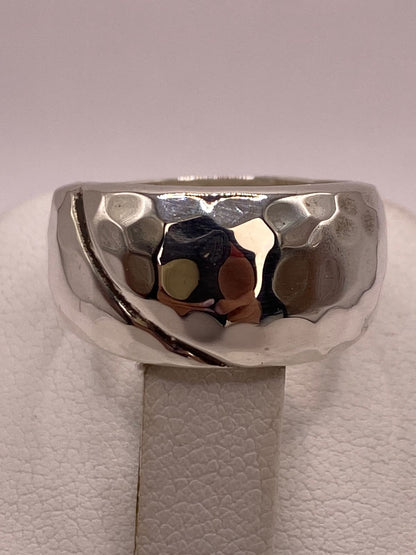 Anillo Martillado de Plata Ley .925 con Línea Diagonal, sello de autenticidad Plata Ley .925
