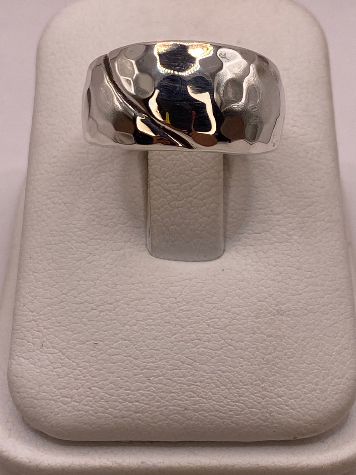 Anillo Martillado de Plata Ley .925 con Línea Diagonal — ángulo diagonal