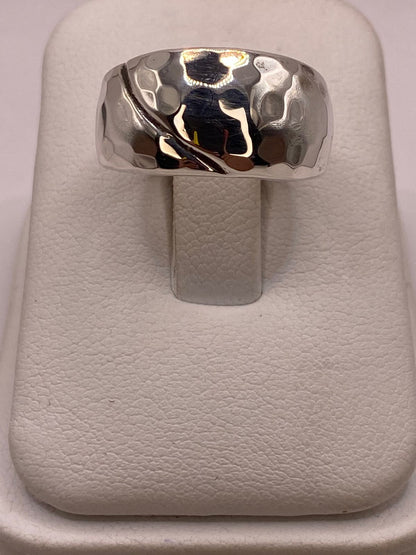 Anillo Martillado de Plata Ley .925 con Línea Diagonal — ángulo diagonal
