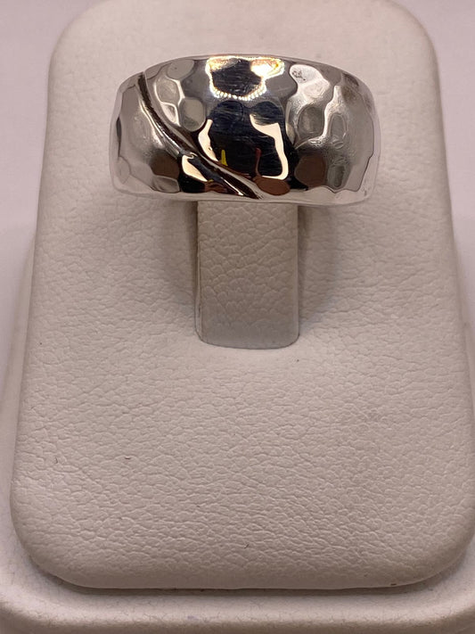 Anillo Martillado de Plata Ley .925 con Línea Diagonal — ángulo diagonal