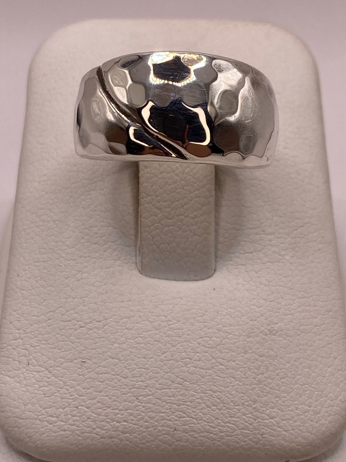 Anillo Martillado de Plata Ley .925 con Línea Diagonal, vista lateral