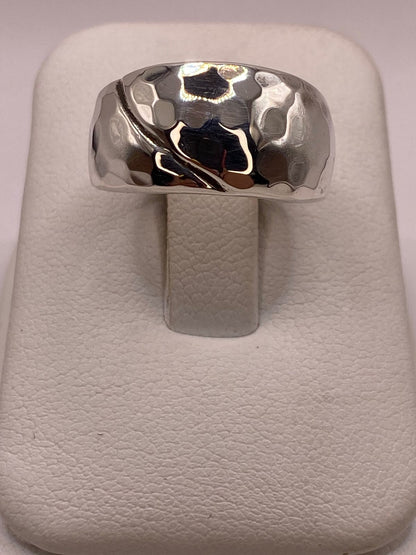 Anillo Martillado de Plata Ley .925 con Línea Diagonal, vista lateral