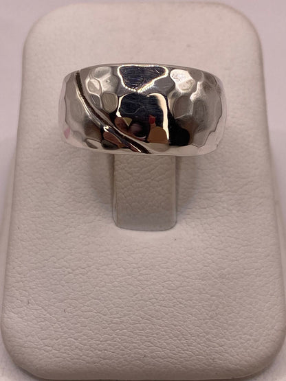 Anillo Martillado de Plata Ley .925 con Línea Diagonal, vista de detalle