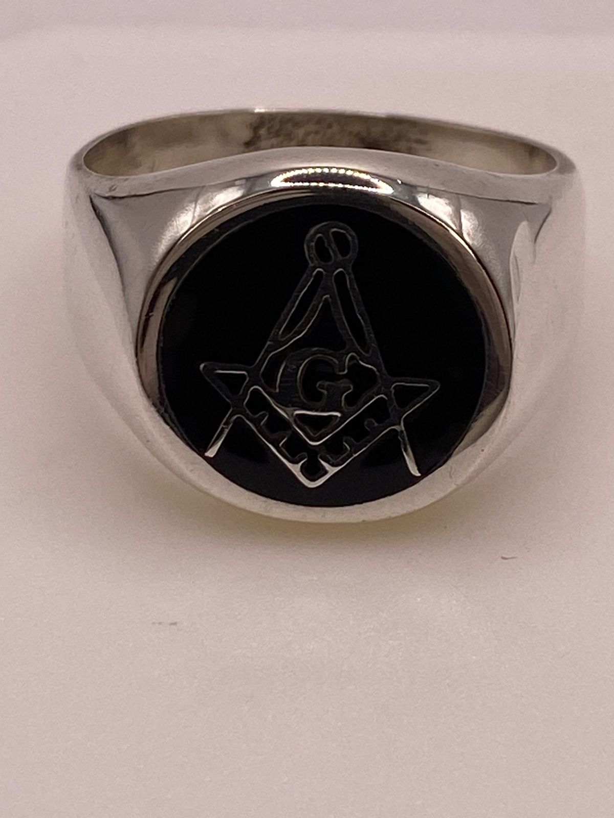 Anillo Masónico Compás y Escuadra en Plata .925, vista de detalle