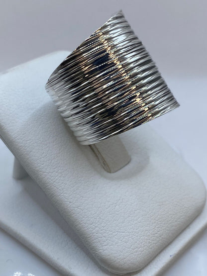 Anillo Maxi Multilíneas Texturizado en Plata .925, vista de detalle