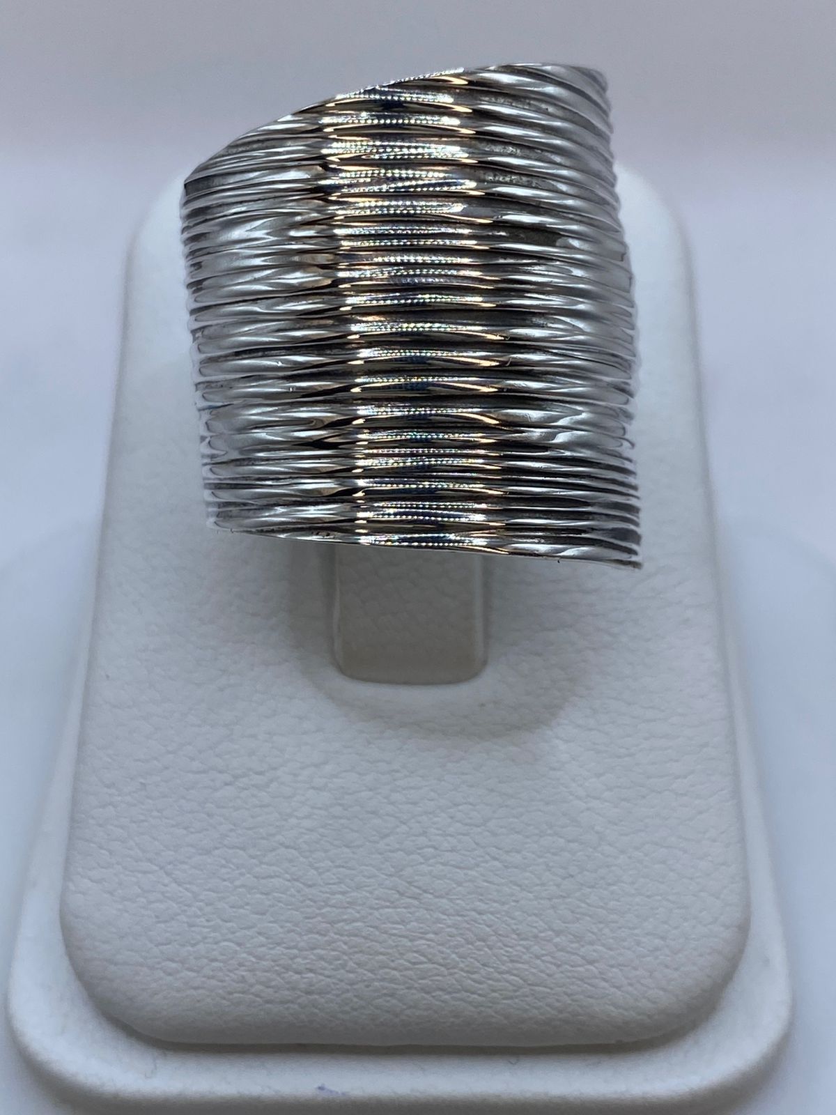 Anillo Maxi Multilíneas Texturizado en Plata .925, vista lateral