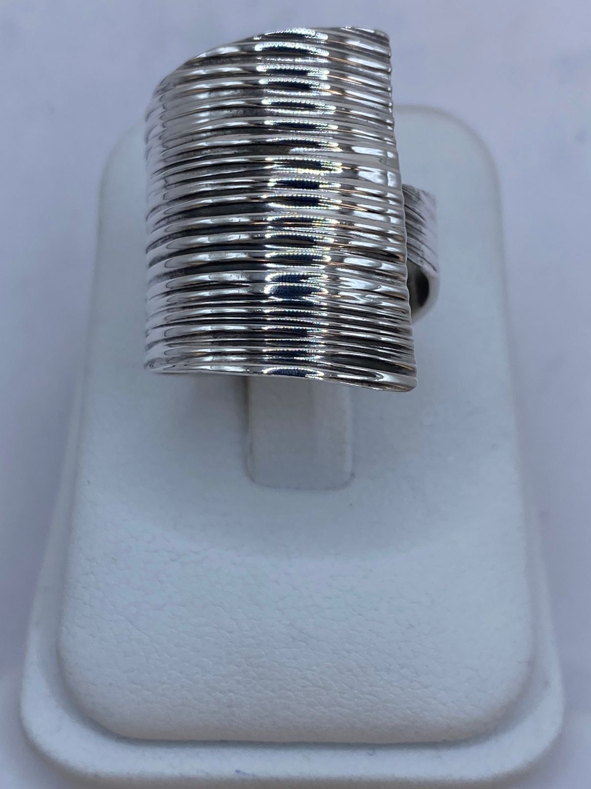 Anillo Maxi Multilíneas Texturizado en Plata .925 — ángulo diagonal