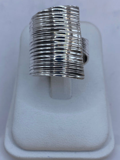 Anillo Maxi Multilíneas Texturizado en Plata .925 — ángulo diagonal