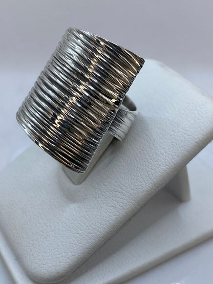 Anillo Maxi Multilíneas Texturizado en Plata .925, sello de autenticidad Plata Ley .925
