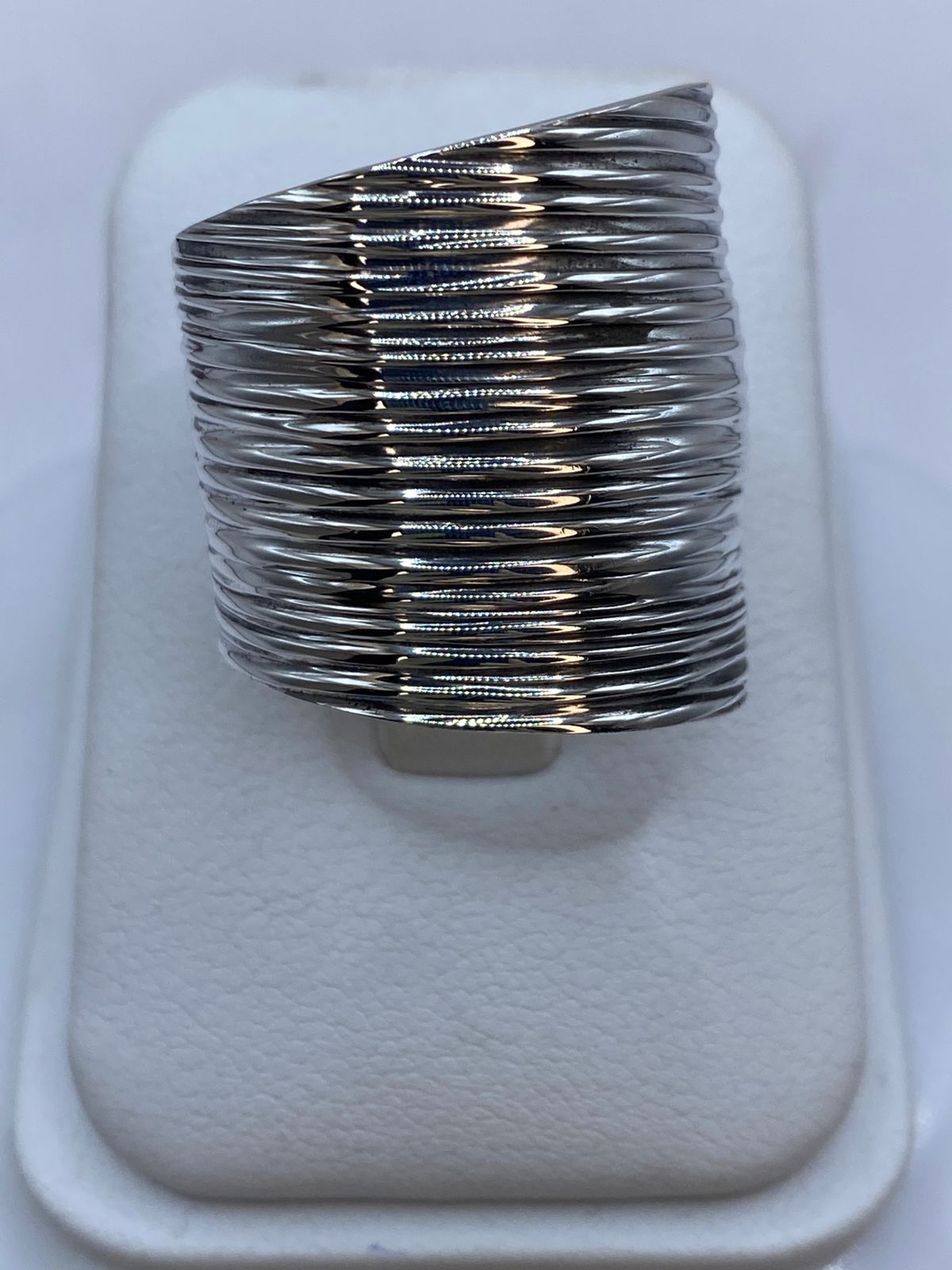 Anillo Maxi Multilíneas Texturizado en Plata .925, vista frontal